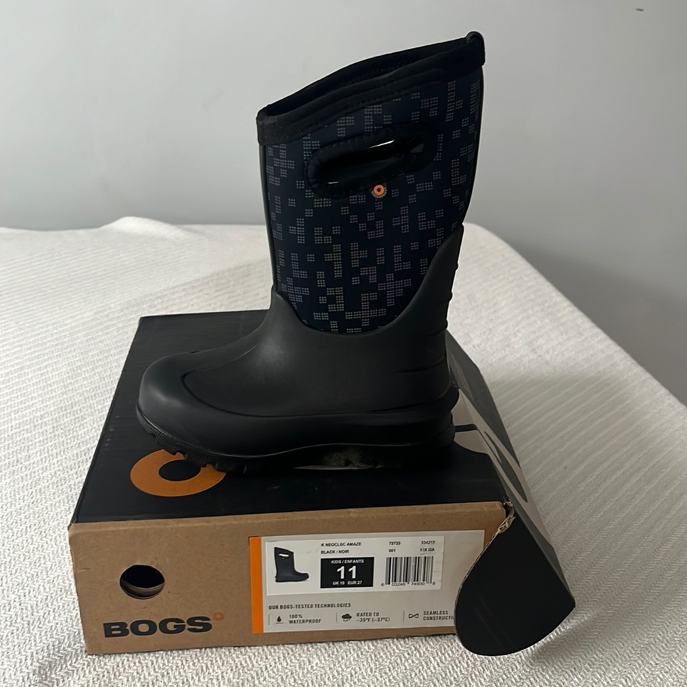 Brand new kids Bogs size 11